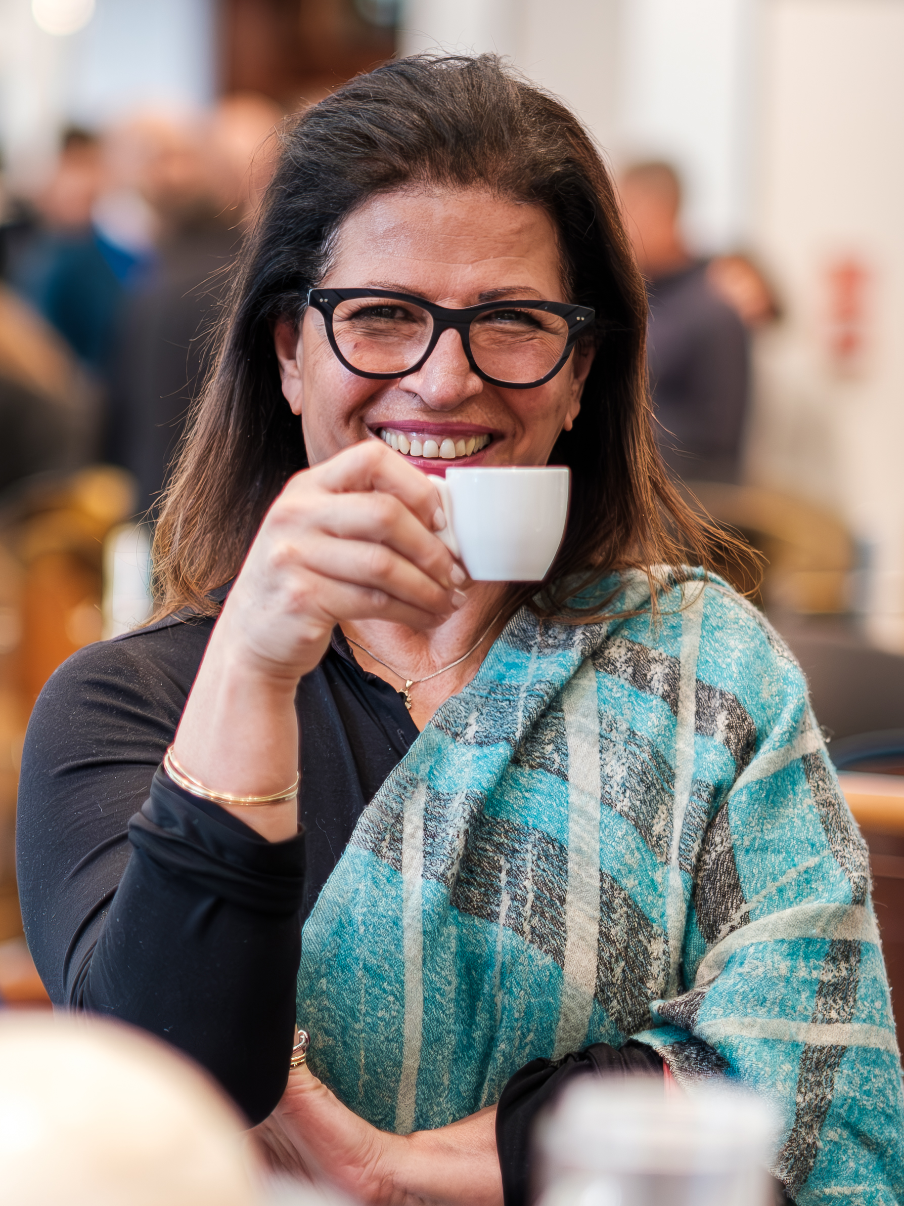 Nasrin Yazdani sorride con una tazzina di caffè in mano